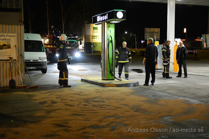 DSC_1583.JPG - Strax efter 19 larmades räddningstjänsten till Storgatan 90 i Klippan vid Preem macken där man hade utsläpp av disel från en pump. Det är oklart exakt hur mycket disel som läckt ut och även om det har runnit ner något i två närliggande dagvatten brunnar. Under dagen har där varit en tekniker och jobbat vid pumpen, men om det är något som gått fel där som har lett till utsläppet är oklart just nu.