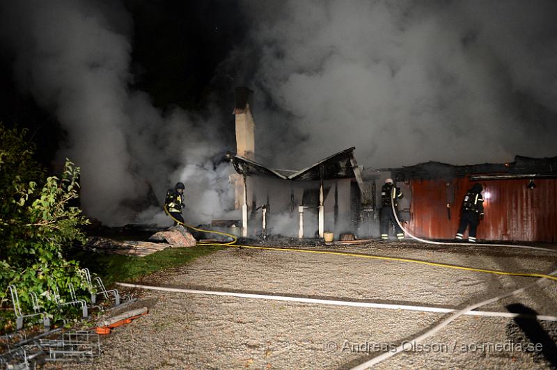 DSC_1613.JPG - Strax innan 22 larmades räddningstjänsten från Ljungbyhed, Perstorp och tankenhet från Klippan samt ambulans och polis till en övertänd villa strax utanför Ljungbyhed. Det var ett flygplan som upptäckt branden som lyste upp kvälls himlen och larmade räddningstjänsten. Flygplanet cirkulerade runt branden tills räddningstjänsten kom fram till platsen som ligger en bit ut i skogen. Det är oklart om någon befann sig i byggnaden när branden startade. Även hur branden har startat är oklart.