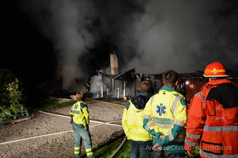 DSC_1615.JPG - Strax innan 22 larmades räddningstjänsten från Ljungbyhed, Perstorp och tankenhet från Klippan samt ambulans och polis till en övertänd villa strax utanför Ljungbyhed. Det var ett flygplan som upptäckt branden som lyste upp kvälls himlen och larmade räddningstjänsten. Flygplanet cirkulerade runt branden tills räddningstjänsten kom fram till platsen som ligger en bit ut i skogen. Det är oklart om någon befann sig i byggnaden när branden startade. Även hur branden har startat är oklart.