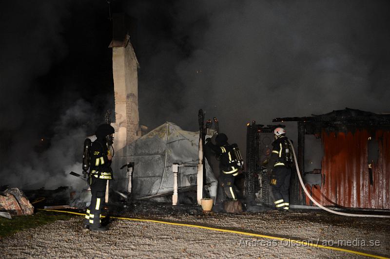 DSC_1616.JPG - Strax innan 22 larmades räddningstjänsten från Ljungbyhed, Perstorp och tankenhet från Klippan samt ambulans och polis till en övertänd villa strax utanför Ljungbyhed. Det var ett flygplan som upptäckt branden som lyste upp kvälls himlen och larmade räddningstjänsten. Flygplanet cirkulerade runt branden tills räddningstjänsten kom fram till platsen som ligger en bit ut i skogen. Det är oklart om någon befann sig i byggnaden när branden startade. Även hur branden har startat är oklart.