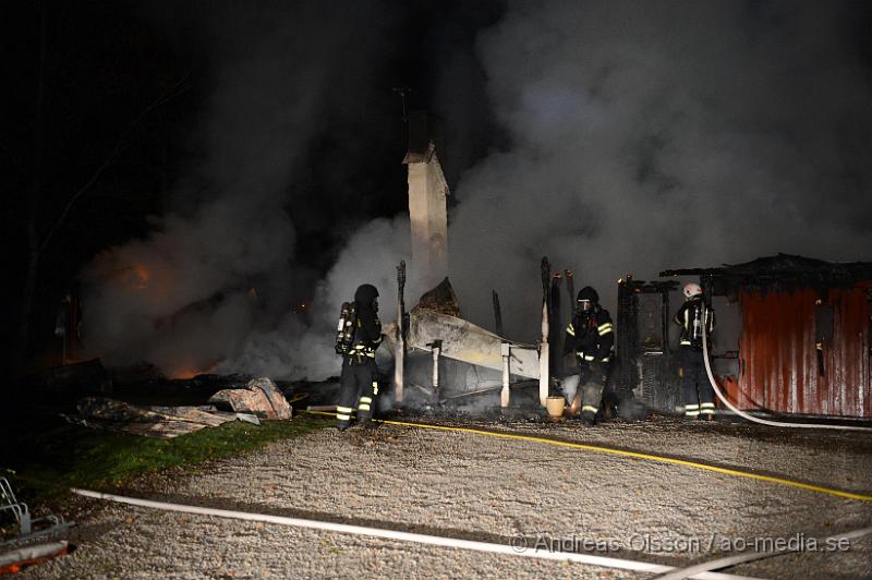 DSC_1618.JPG - Strax innan 22 larmades räddningstjänsten från Ljungbyhed, Perstorp och tankenhet från Klippan samt ambulans och polis till en övertänd villa strax utanför Ljungbyhed. Det var ett flygplan som upptäckt branden som lyste upp kvälls himlen och larmade räddningstjänsten. Flygplanet cirkulerade runt branden tills räddningstjänsten kom fram till platsen som ligger en bit ut i skogen. Det är oklart om någon befann sig i byggnaden när branden startade. Även hur branden har startat är oklart.