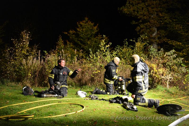 DSC_1620.JPG - Strax innan 22 larmades räddningstjänsten från Ljungbyhed, Perstorp och tankenhet från Klippan samt ambulans och polis till en övertänd villa strax utanför Ljungbyhed. Det var ett flygplan som upptäckt branden som lyste upp kvälls himlen och larmade räddningstjänsten. Flygplanet cirkulerade runt branden tills räddningstjänsten kom fram till platsen som ligger en bit ut i skogen. Det är oklart om någon befann sig i byggnaden när branden startade. Även hur branden har startat är oklart.