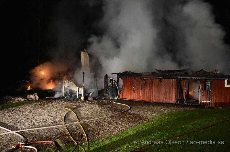 DSC_1623.JPG - Strax innan 22 larmades räddningstjänsten från Ljungbyhed, Perstorp och tankenhet från Klippan samt ambulans och polis till en övertänd villa strax utanför Ljungbyhed. Det var ett flygplan som upptäckt branden som lyste upp kvälls himlen och larmade räddningstjänsten. Flygplanet cirkulerade runt branden tills räddningstjänsten kom fram till platsen som ligger en bit ut i skogen. Det är oklart om någon befann sig i byggnaden när branden startade. Även hur branden har startat är oklart.