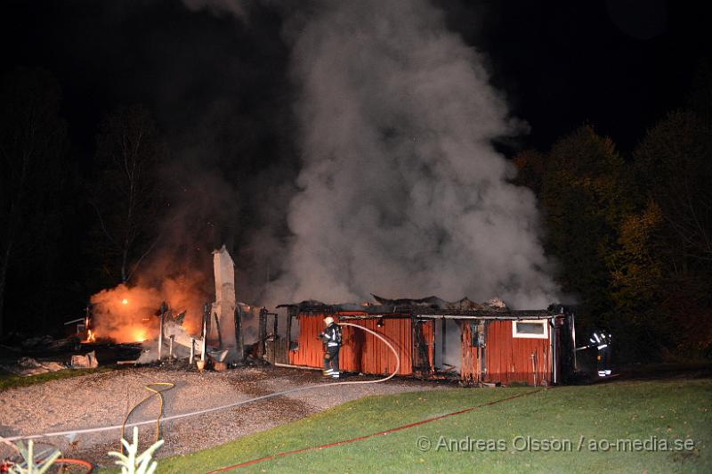 DSC_1628.JPG - Strax innan 22 larmades räddningstjänsten från Ljungbyhed, Perstorp och tankenhet från Klippan samt ambulans och polis till en övertänd villa strax utanför Ljungbyhed. Det var ett flygplan som upptäckt branden som lyste upp kvälls himlen och larmade räddningstjänsten. Flygplanet cirkulerade runt branden tills räddningstjänsten kom fram till platsen som ligger en bit ut i skogen. Det är oklart om någon befann sig i byggnaden när branden startade. Även hur branden har startat är oklart.