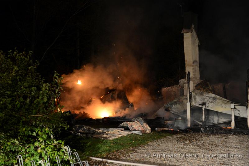 DSC_1629.JPG - Strax innan 22 larmades räddningstjänsten från Ljungbyhed, Perstorp och tankenhet från Klippan samt ambulans och polis till en övertänd villa strax utanför Ljungbyhed. Det var ett flygplan som upptäckt branden som lyste upp kvälls himlen och larmade räddningstjänsten. Flygplanet cirkulerade runt branden tills räddningstjänsten kom fram till platsen som ligger en bit ut i skogen. Det är oklart om någon befann sig i byggnaden när branden startade. Även hur branden har startat är oklart.