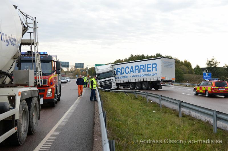 DSC_1633.JPG - Vid 11.30 larmades räddningstjänst, ambulans och polis till väg 21 strax utanför Åstorp där en lastbil av oklar anledning kört in i mitträcket och ner i diket. Det är oklart om någon skadats i olyckan. Under räddningsarbetet var det begränsad framkomlighet och under bärgnings arbetet var vägen delvis helt avstängt.