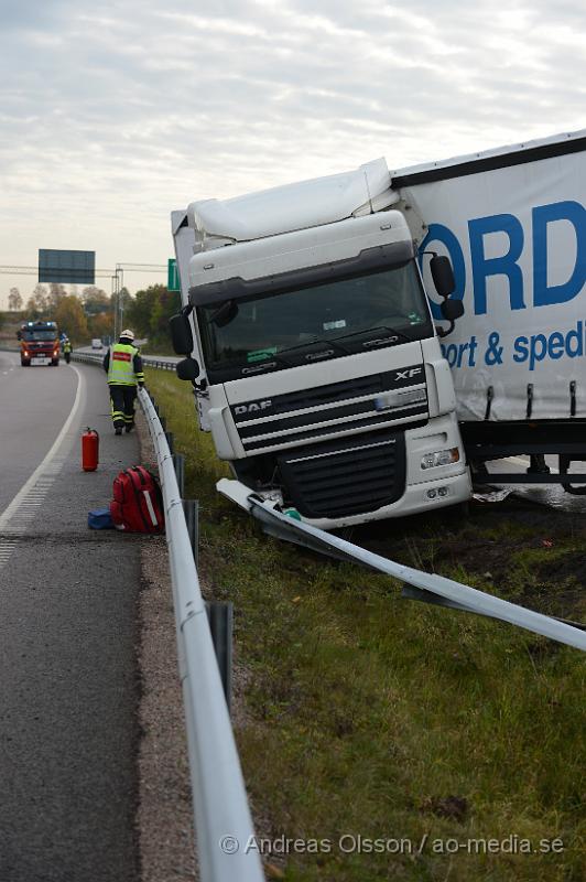 DSC_1635.JPG - Vid 11.30 larmades räddningstjänst, ambulans och polis till väg 21 strax utanför Åstorp där en lastbil av oklar anledning kört in i mitträcket och ner i diket. Det är oklart om någon skadats i olyckan. Under räddningsarbetet var det begränsad framkomlighet och under bärgnings arbetet var vägen delvis helt avstängt.