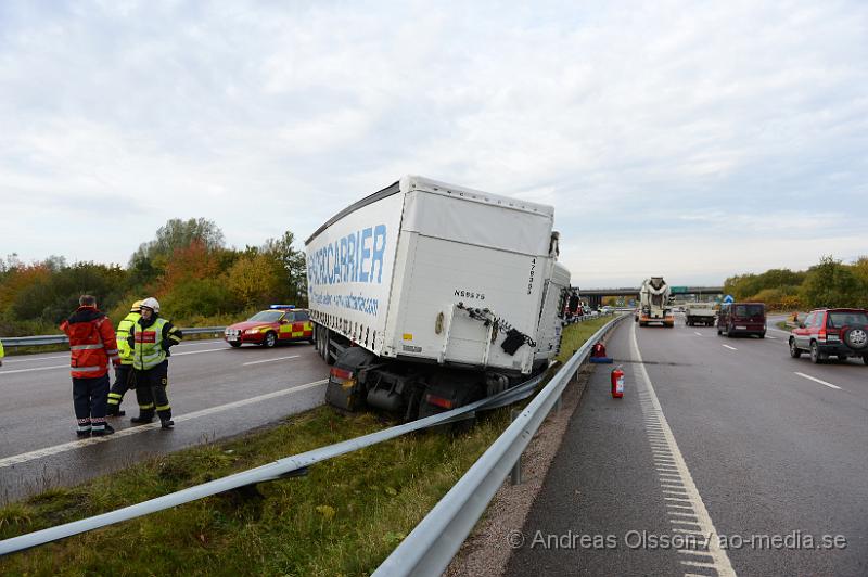 DSC_1638.JPG - Vid 11.30 larmades räddningstjänst, ambulans och polis till väg 21 strax utanför Åstorp där en lastbil av oklar anledning kört in i mitträcket och ner i diket. Det är oklart om någon skadats i olyckan. Under räddningsarbetet var det begränsad framkomlighet och under bärgnings arbetet var vägen delvis helt avstängt.