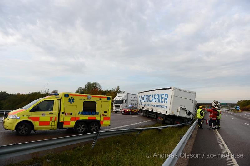 DSC_1639.JPG - Vid 11.30 larmades räddningstjänst, ambulans och polis till väg 21 strax utanför Åstorp där en lastbil av oklar anledning kört in i mitträcket och ner i diket. Det är oklart om någon skadats i olyckan. Under räddningsarbetet var det begränsad framkomlighet och under bärgnings arbetet var vägen delvis helt avstängt.