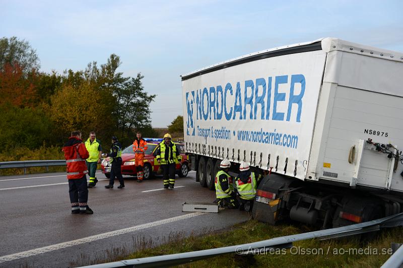 DSC_1641.JPG - Vid 11.30 larmades räddningstjänst, ambulans och polis till väg 21 strax utanför Åstorp där en lastbil av oklar anledning kört in i mitträcket och ner i diket. Det är oklart om någon skadats i olyckan. Under räddningsarbetet var det begränsad framkomlighet och under bärgnings arbetet var vägen delvis helt avstängt.