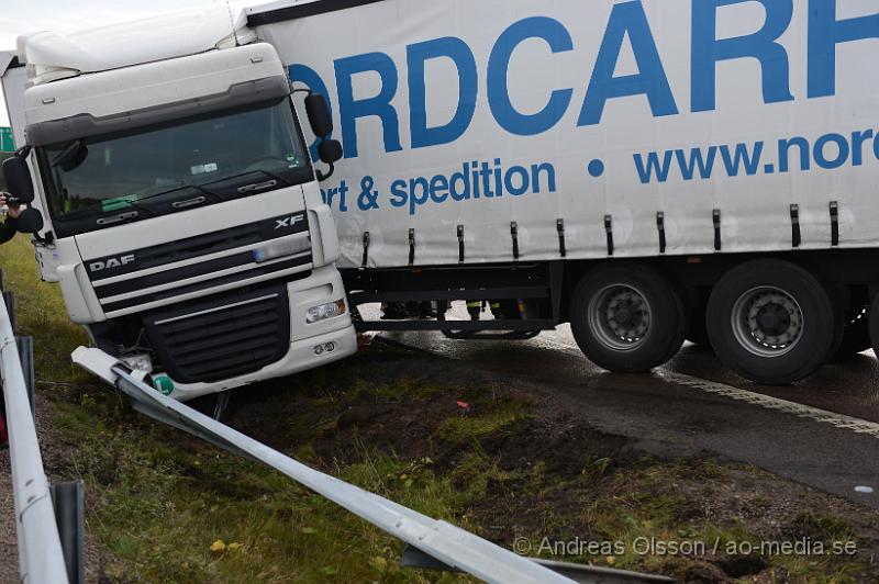 DSC_1643.JPG - Vid 11.30 larmades räddningstjänst, ambulans och polis till väg 21 strax utanför Åstorp där en lastbil av oklar anledning kört in i mitträcket och ner i diket. Det är oklart om någon skadats i olyckan. Under räddningsarbetet var det begränsad framkomlighet och under bärgnings arbetet var vägen delvis helt avstängt.