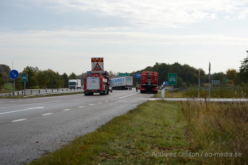 DSC_1647.JPG - Vid 11.30 larmades räddningstjänst, ambulans och polis till väg 21 strax utanför Åstorp där en lastbil av oklar anledning kört in i mitträcket och ner i diket. Det är oklart om någon skadats i olyckan. Under räddningsarbetet var det begränsad framkomlighet och under bärgnings arbetet var vägen delvis helt avstängt.