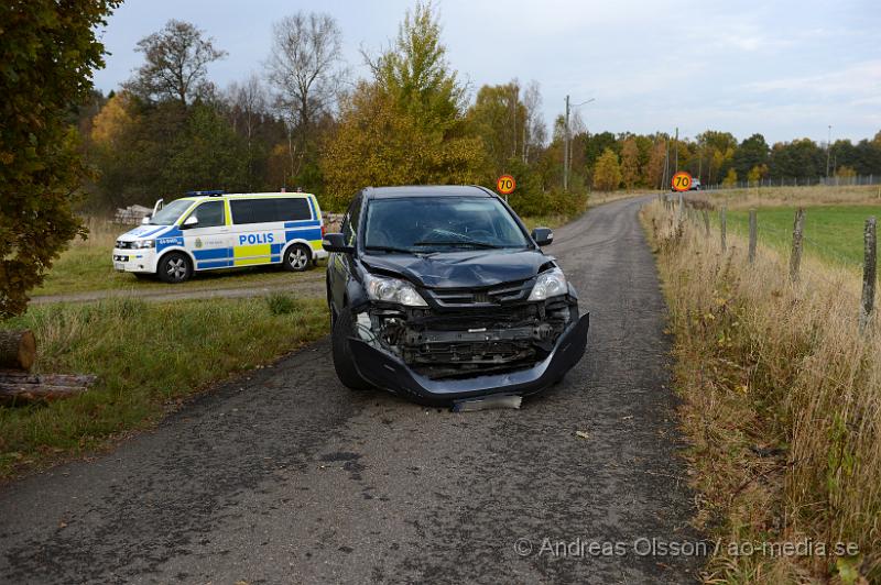 DSC_1648.JPG - Vid 13,30 larmades räddningstjänst,ambulans och polis till Stidsvig där en personbil och motorcykel krockat. Vägen var delvis blockerad under räddningsarbetet. Ingen person ska ha skadats allvarligt.