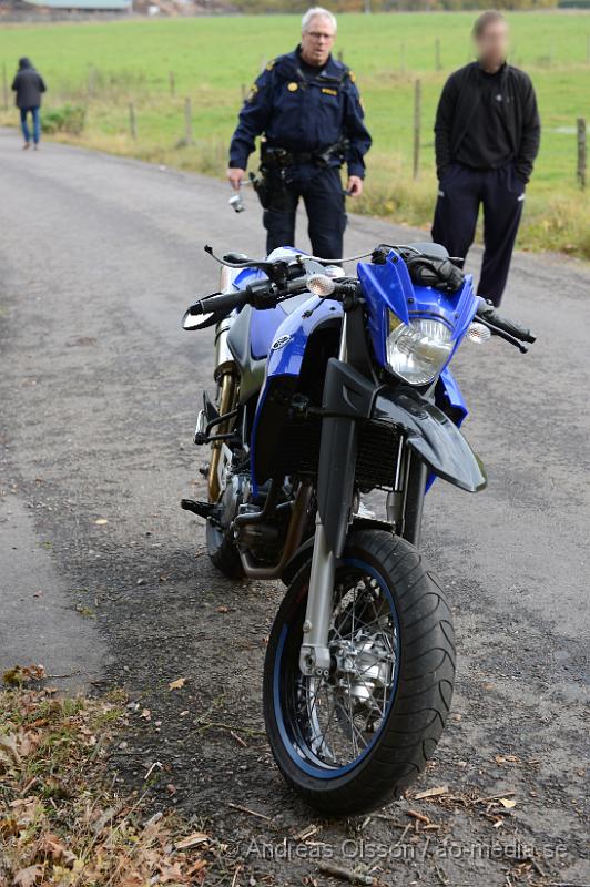 DSC_1657.JPG - Vid 13,30 larmades räddningstjänst,ambulans och polis till Stidsvig där en personbil och motorcykel krockat. Vägen var delvis blockerad under räddningsarbetet. Ingen person ska ha skadats allvarligt.