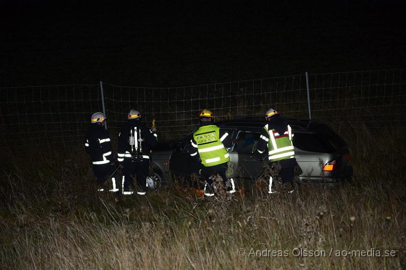 DSC_1794.JPG - Vid 22:30 tiden larmades räddningstjänst, ambulans och polis till E4an vid Tranarp, där en personbil gått av vägen och ner i diket. Föraren ska ha försvunnit ifrån platsen men ska ha setts hoppa in i någon bil och åkt därifrån. Vid krocken så ska personen ha kört på ett djur. Flera patruller körde norrut på E4an för att försöka få tag på föraren av bilen, Oklart om någon person anträffades.