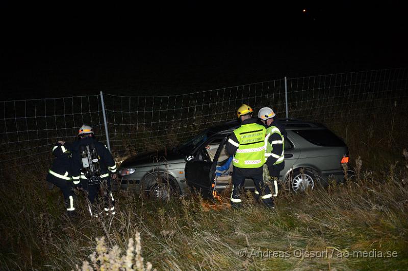 DSC_1795.JPG - Vid 22:30 tiden larmades räddningstjänst, ambulans och polis till E4an vid Tranarp, där en personbil gått av vägen och ner i diket. Föraren ska ha försvunnit ifrån platsen men ska ha setts hoppa in i någon bil och åkt därifrån. Vid krocken så ska personen ha kört på ett djur. Flera patruller körde norrut på E4an för att försöka få tag på föraren av bilen, Oklart om någon person anträffades.