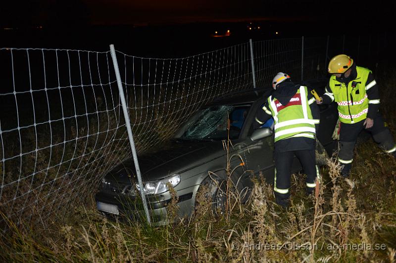 DSC_1796.JPG - Vid 22:30 tiden larmades räddningstjänst, ambulans och polis till E4an vid Tranarp, där en personbil gått av vägen och ner i diket. Föraren ska ha försvunnit ifrån platsen men ska ha setts hoppa in i någon bil och åkt därifrån. Vid krocken så ska personen ha kört på ett djur. Flera patruller körde norrut på E4an för att försöka få tag på föraren av bilen, Oklart om någon person anträffades.