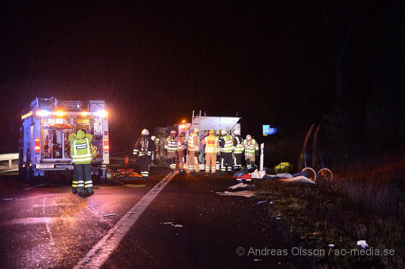 DSC_1811.JPG - Vid 04.45 larmades räddningstjänsten från Klippan och Örkelljunga samt ambulans, polis och Djurambulansen till E4an i höjd med Mölletofta där en hästtransport krockat med mitt räcket och vält. Ingen person som befan sig i bilen ska ha skadats, en häst som också fanns med i transporten fick följa med djurambulansen efter att man fått klippa av en stång inne i hästtransporten. Södergående riktning var helt avstängd under räddnings och bärgnings arbetet, och ett körfält i det norrgående var avstängt.