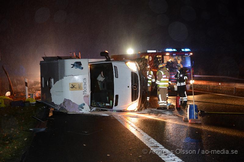 DSC_1816.JPG - Vid 04.45 larmades räddningstjänsten från Klippan och Örkelljunga samt ambulans, polis och Djurambulansen till E4an i höjd med Mölletofta där en hästtransport krockat med mitt räcket och vält. Ingen person som befan sig i bilen ska ha skadats, en häst som också fanns med i transporten fick följa med djurambulansen efter att man fått klippa av en stång inne i hästtransporten. Södergående riktning var helt avstängd under räddnings och bärgnings arbetet, och ett körfält i det norrgående var avstängt.