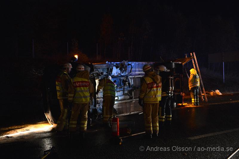 DSC_1818.JPG - Vid 04.45 larmades räddningstjänsten från Klippan och Örkelljunga samt ambulans, polis och Djurambulansen till E4an i höjd med Mölletofta där en hästtransport krockat med mitt räcket och vält. Ingen person som befan sig i bilen ska ha skadats, en häst som också fanns med i transporten fick följa med djurambulansen efter att man fått klippa av en stång inne i hästtransporten. Södergående riktning var helt avstängd under räddnings och bärgnings arbetet, och ett körfält i det norrgående var avstängt.