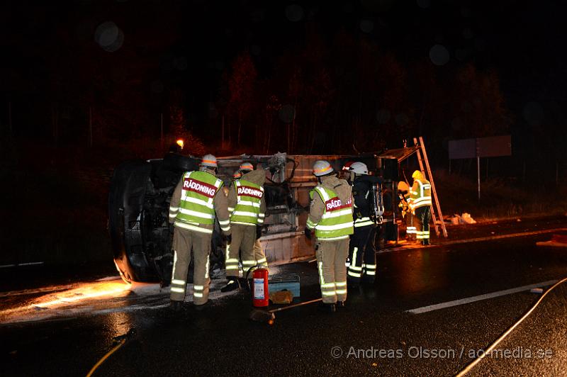 DSC_1819.JPG - Vid 04.45 larmades räddningstjänsten från Klippan och Örkelljunga samt ambulans, polis och Djurambulansen till E4an i höjd med Mölletofta där en hästtransport krockat med mitt räcket och vält. Ingen person som befan sig i bilen ska ha skadats, en häst som också fanns med i transporten fick följa med djurambulansen efter att man fått klippa av en stång inne i hästtransporten. Södergående riktning var helt avstängd under räddnings och bärgnings arbetet, och ett körfält i det norrgående var avstängt.