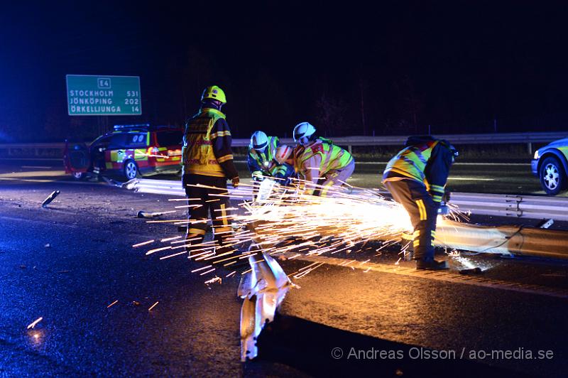 DSC_1827.JPG - Vid 04.45 larmades räddningstjänsten från Klippan och Örkelljunga samt ambulans, polis och Djurambulansen till E4an i höjd med Mölletofta där en hästtransport krockat med mitt räcket och vält. Ingen person som befan sig i bilen ska ha skadats, en häst som också fanns med i transporten fick följa med djurambulansen efter att man fått klippa av en stång inne i hästtransporten. Södergående riktning var helt avstängd under räddnings och bärgnings arbetet, och ett körfält i det norrgående var avstängt.