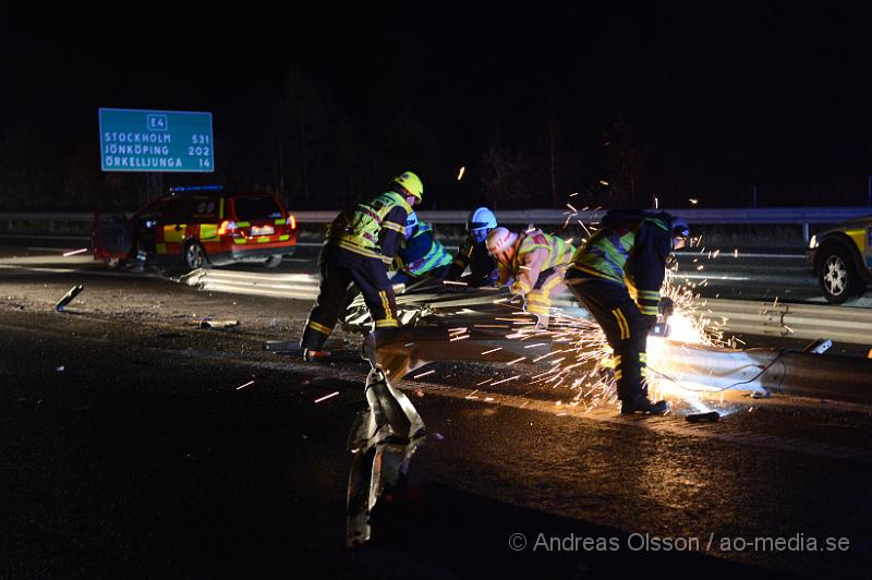 DSC_1828.JPG - Vid 04.45 larmades räddningstjänsten från Klippan och Örkelljunga samt ambulans, polis och Djurambulansen till E4an i höjd med Mölletofta där en hästtransport krockat med mitt räcket och vält. Ingen person som befan sig i bilen ska ha skadats, en häst som också fanns med i transporten fick följa med djurambulansen efter att man fått klippa av en stång inne i hästtransporten. Södergående riktning var helt avstängd under räddnings och bärgnings arbetet, och ett körfält i det norrgående var avstängt.