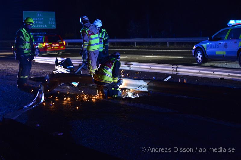 DSC_1831.JPG - Vid 04.45 larmades räddningstjänsten från Klippan och Örkelljunga samt ambulans, polis och Djurambulansen till E4an i höjd med Mölletofta där en hästtransport krockat med mitt räcket och vält. Ingen person som befan sig i bilen ska ha skadats, en häst som också fanns med i transporten fick följa med djurambulansen efter att man fått klippa av en stång inne i hästtransporten. Södergående riktning var helt avstängd under räddnings och bärgnings arbetet, och ett körfält i det norrgående var avstängt.