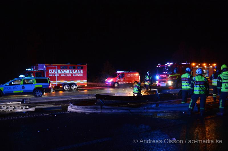 DSC_1838.JPG - Vid 04.45 larmades räddningstjänsten från Klippan och Örkelljunga samt ambulans, polis och Djurambulansen till E4an i höjd med Mölletofta där en hästtransport krockat med mitt räcket och vält. Ingen person som befan sig i bilen ska ha skadats, en häst som också fanns med i transporten fick följa med djurambulansen efter att man fått klippa av en stång inne i hästtransporten. Södergående riktning var helt avstängd under räddnings och bärgnings arbetet, och ett körfält i det norrgående var avstängt.