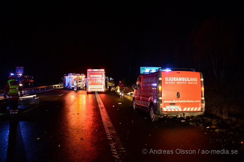 DSC_1840.JPG - Vid 04.45 larmades räddningstjänsten från Klippan och Örkelljunga samt ambulans, polis och Djurambulansen till E4an i höjd med Mölletofta där en hästtransport krockat med mitt räcket och vält. Ingen person som befan sig i bilen ska ha skadats, en häst som också fanns med i transporten fick följa med djurambulansen efter att man fått klippa av en stång inne i hästtransporten. Södergående riktning var helt avstängd under räddnings och bärgnings arbetet, och ett körfält i det norrgående var avstängt.