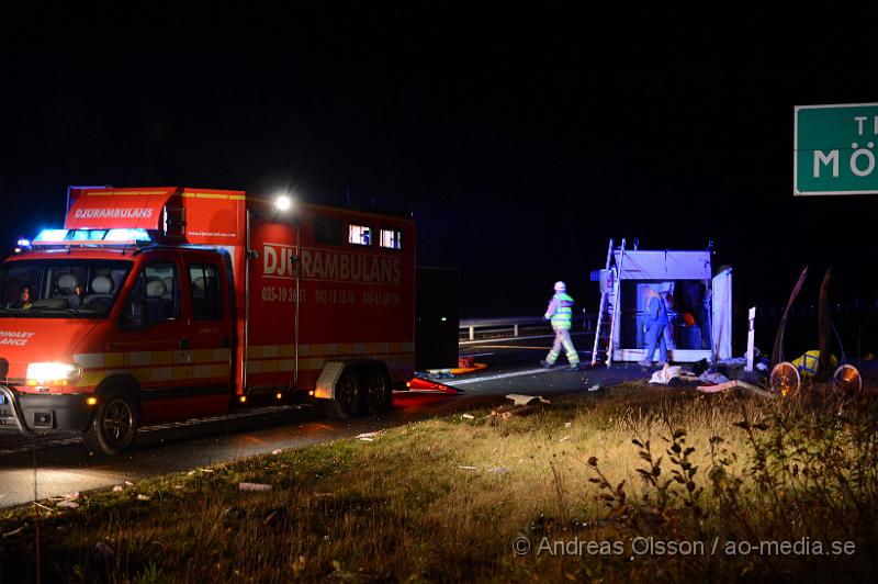 DSC_1849.JPG - Vid 04.45 larmades räddningstjänsten från Klippan och Örkelljunga samt ambulans, polis och Djurambulansen till E4an i höjd med Mölletofta där en hästtransport krockat med mitt räcket och vält. Ingen person som befan sig i bilen ska ha skadats, en häst som också fanns med i transporten fick följa med djurambulansen efter att man fått klippa av en stång inne i hästtransporten. Södergående riktning var helt avstängd under räddnings och bärgnings arbetet, och ett körfält i det norrgående var avstängt.