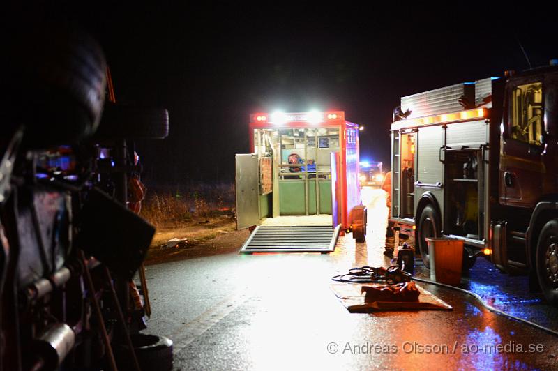 DSC_1855.JPG - Vid 04.45 larmades räddningstjänsten från Klippan och Örkelljunga samt ambulans, polis och Djurambulansen till E4an i höjd med Mölletofta där en hästtransport krockat med mitt räcket och vält. Ingen person som befan sig i bilen ska ha skadats, en häst som också fanns med i transporten fick följa med djurambulansen efter att man fått klippa av en stång inne i hästtransporten. Södergående riktning var helt avstängd under räddnings och bärgnings arbetet, och ett körfält i det norrgående var avstängt.