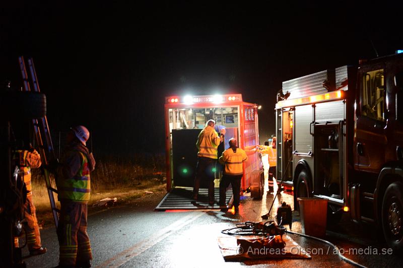 DSC_1859.JPG - Vid 04.45 larmades räddningstjänsten från Klippan och Örkelljunga samt ambulans, polis och Djurambulansen till E4an i höjd med Mölletofta där en hästtransport krockat med mitt räcket och vält. Ingen person som befan sig i bilen ska ha skadats, en häst som också fanns med i transporten fick följa med djurambulansen efter att man fått klippa av en stång inne i hästtransporten. Södergående riktning var helt avstängd under räddnings och bärgnings arbetet, och ett körfält i det norrgående var avstängt.