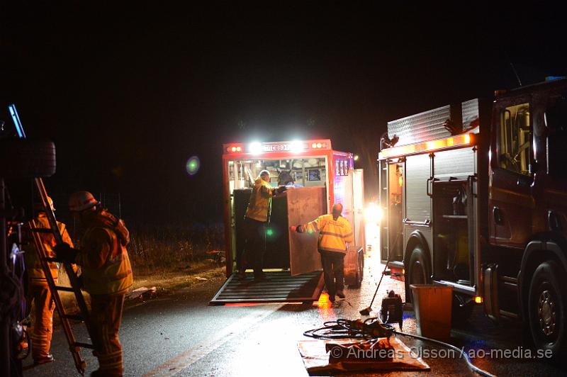 DSC_1862.JPG - Vid 04.45 larmades räddningstjänsten från Klippan och Örkelljunga samt ambulans, polis och Djurambulansen till E4an i höjd med Mölletofta där en hästtransport krockat med mitt räcket och vält. Ingen person som befan sig i bilen ska ha skadats, en häst som också fanns med i transporten fick följa med djurambulansen efter att man fått klippa av en stång inne i hästtransporten. Södergående riktning var helt avstängd under räddnings och bärgnings arbetet, och ett körfält i det norrgående var avstängt.