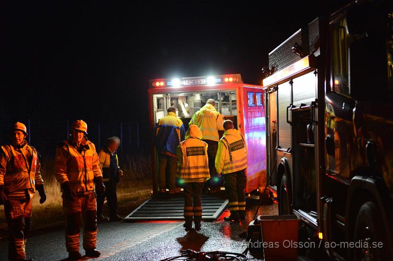 DSC_1867.JPG - Vid 04.45 larmades räddningstjänsten från Klippan och Örkelljunga samt ambulans, polis och Djurambulansen till E4an i höjd med Mölletofta där en hästtransport krockat med mitt räcket och vält. Ingen person som befan sig i bilen ska ha skadats, en häst som också fanns med i transporten fick följa med djurambulansen efter att man fått klippa av en stång inne i hästtransporten. Södergående riktning var helt avstängd under räddnings och bärgnings arbetet, och ett körfält i det norrgående var avstängt.