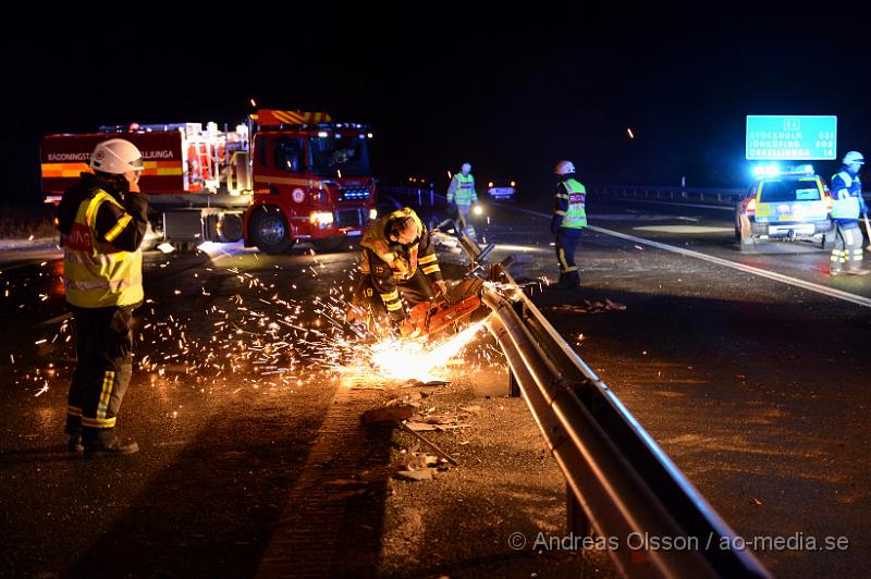 DSC_1872.JPG - Vid 04.45 larmades räddningstjänsten från Klippan och Örkelljunga samt ambulans, polis och Djurambulansen till E4an i höjd med Mölletofta där en hästtransport krockat med mitt räcket och vält. Ingen person som befan sig i bilen ska ha skadats, en häst som också fanns med i transporten fick följa med djurambulansen efter att man fått klippa av en stång inne i hästtransporten. Södergående riktning var helt avstängd under räddnings och bärgnings arbetet, och ett körfält i det norrgående var avstängt.