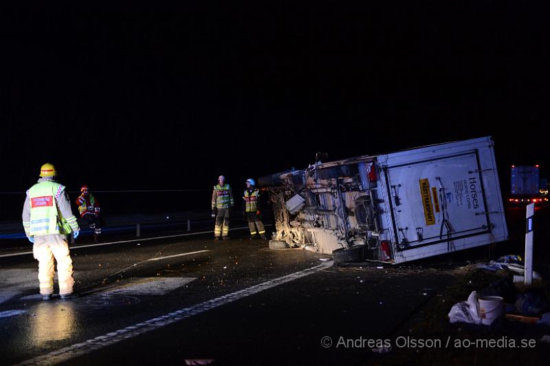 DSC_1875.JPG - Vid 04.45 larmades räddningstjänsten från Klippan och Örkelljunga samt ambulans, polis och Djurambulansen till E4an i höjd med Mölletofta där en hästtransport krockat med mitt räcket och vält. Ingen person som befan sig i bilen ska ha skadats, en häst som också fanns med i transporten fick följa med djurambulansen efter att man fått klippa av en stång inne i hästtransporten. Södergående riktning var helt avstängd under räddnings och bärgnings arbetet, och ett körfält i det norrgående var avstängt.