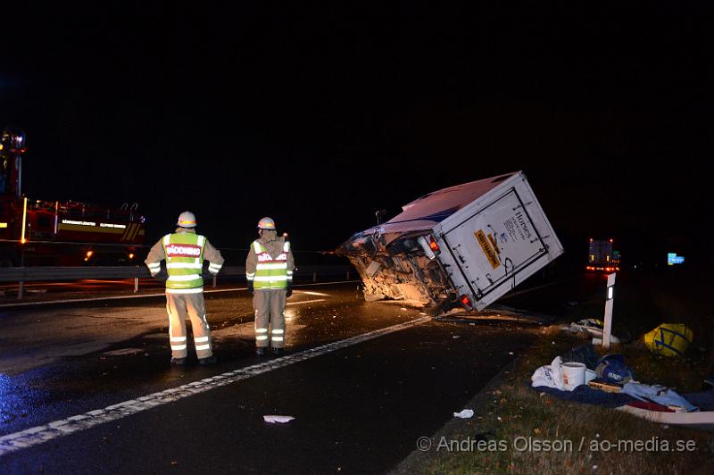 DSC_1877.JPG - Vid 04.45 larmades räddningstjänsten från Klippan och Örkelljunga samt ambulans, polis och Djurambulansen till E4an i höjd med Mölletofta där en hästtransport krockat med mitt räcket och vält. Ingen person som befan sig i bilen ska ha skadats, en häst som också fanns med i transporten fick följa med djurambulansen efter att man fått klippa av en stång inne i hästtransporten. Södergående riktning var helt avstängd under räddnings och bärgnings arbetet, och ett körfält i det norrgående var avstängt.