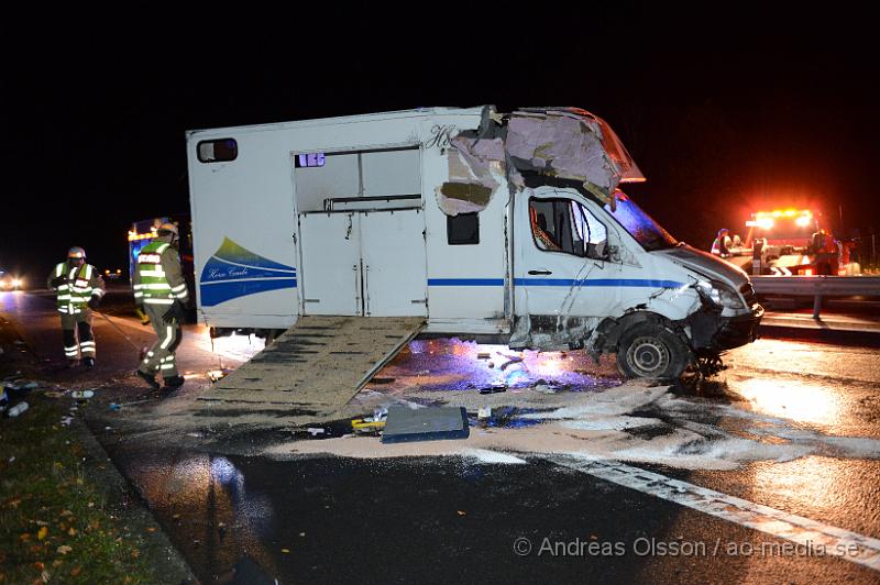 DSC_1882.JPG - Vid 04.45 larmades räddningstjänsten från Klippan och Örkelljunga samt ambulans, polis och Djurambulansen till E4an i höjd med Mölletofta där en hästtransport krockat med mitt räcket och vält. Ingen person som befan sig i bilen ska ha skadats, en häst som också fanns med i transporten fick följa med djurambulansen efter att man fått klippa av en stång inne i hästtransporten. Södergående riktning var helt avstängd under räddnings och bärgnings arbetet, och ett körfält i det norrgående var avstängt.