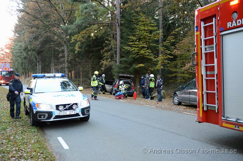 DSC_1887.JPG - Vid 15:00 tiden larmades räddningstjänst, ambulans och polis till oderljungavägen strax utanför Klippan där en personbil åkt av vägen och in i ett träd. Oklart hur olyckan gått till, men personen ska inte fått några allvarliga skador.