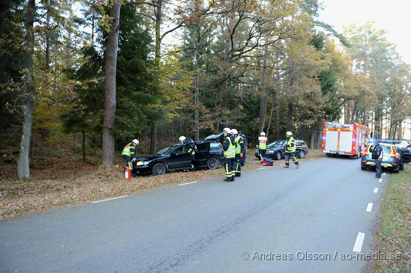 DSC_1888.JPG - Vid 15:00 tiden larmades räddningstjänst, ambulans och polis till oderljungavägen strax utanför Klippan där en personbil åkt av vägen och in i ett träd. Oklart hur olyckan gått till, men personen ska inte fått några allvarliga skador.