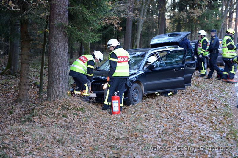 DSC_1890.JPG - Vid 15:00 tiden larmades räddningstjänst, ambulans och polis till oderljungavägen strax utanför Klippan där en personbil åkt av vägen och in i ett träd. Oklart hur olyckan gått till, men personen ska inte fått några allvarliga skador.