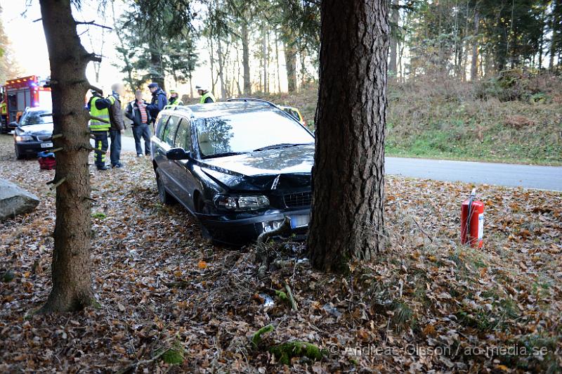 DSC_1897.JPG - Vid 15:00 tiden larmades räddningstjänst, ambulans och polis till oderljungavägen strax utanför Klippan där en personbil åkt av vägen och in i ett träd. Oklart hur olyckan gått till, men personen ska inte fått några allvarliga skador.