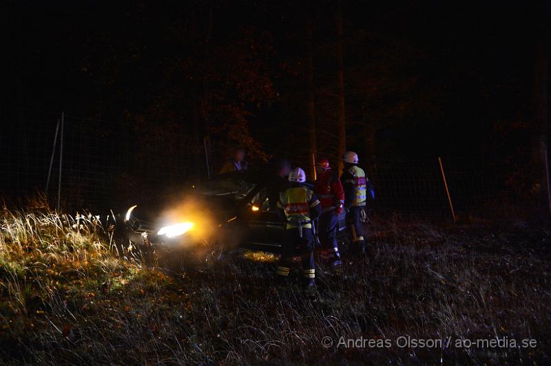 DSC_1898.JPG - Strax efter 19:00 larmades räddningstjänsten,ambulans och polis till E4an vid Mölletofta där en personbil åkt av vägen och in i viltstängsel.  Personerna i bilen kunde kliva ur bilen själva.