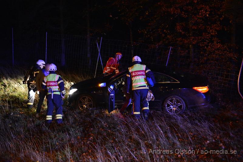 DSC_1900.JPG - Strax efter 19:00 larmades räddningstjänsten,ambulans och polis till E4an vid Mölletofta där en personbil åkt av vägen och in i viltstängsel.  Personerna i bilen kunde kliva ur bilen själva.