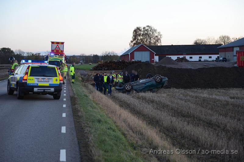 DSC_1906.JPG - En personbil voltar av Åbrovägen, Ambulans polis och räddningstjänst larmas till platsen. Två personer ska ha befunnit sig i bilen. Men tagit sig ut på egen hand. Bilen ligger på taket i diket.