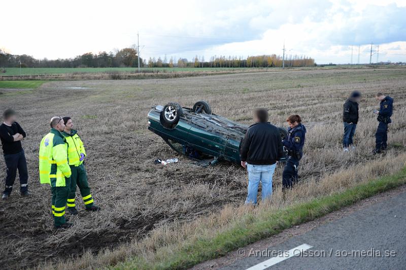 DSC_1910.JPG - En personbil voltar av Åbrovägen, Ambulans polis och räddningstjänst larmas till platsen. Två personer ska ha befunnit sig i bilen. Men tagit sig ut på egen hand. Bilen ligger på taket i diket.