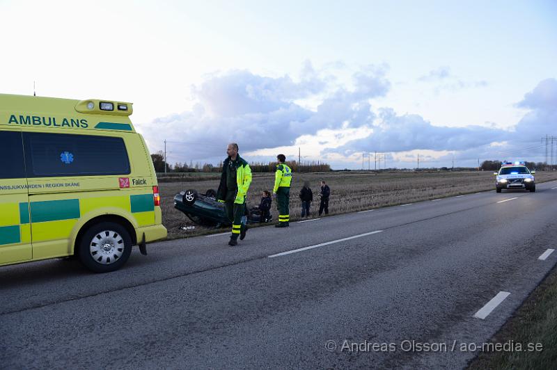 DSC_1918.JPG - En personbil voltar av Åbrovägen, Ambulans polis och räddningstjänst larmas till platsen. Två personer ska ha befunnit sig i bilen. Men tagit sig ut på egen hand. Bilen ligger på taket i diket.