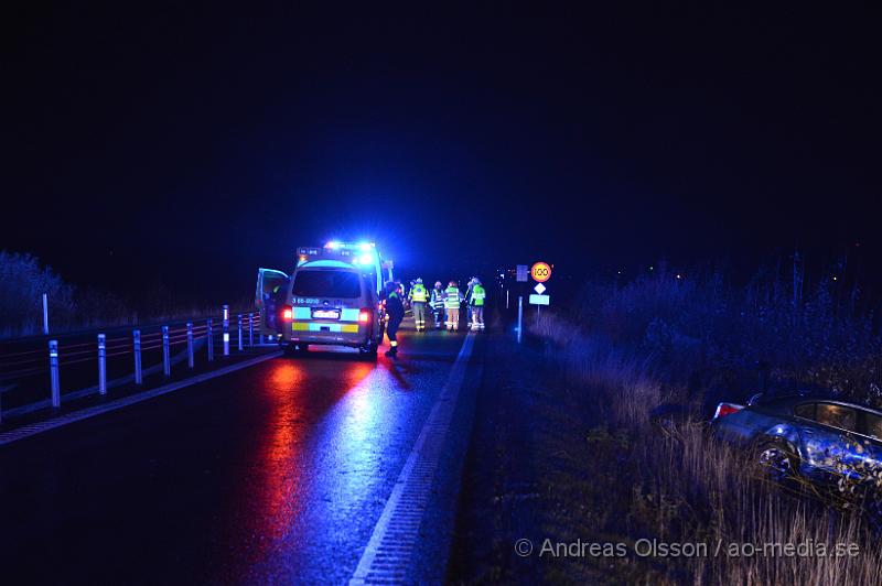 DSC_1920.JPG - Vid 00:15 tiden larmades räddningstjänsten polis och ambulans till väg 112  där det skett ytterligare en trafikolycka, en personbil som kört av vägen. Ca 20 minuter tidigare körde en bil av lite längre bort på väg 112.Det är glas halt på vägen. Skadeläget är oklart.