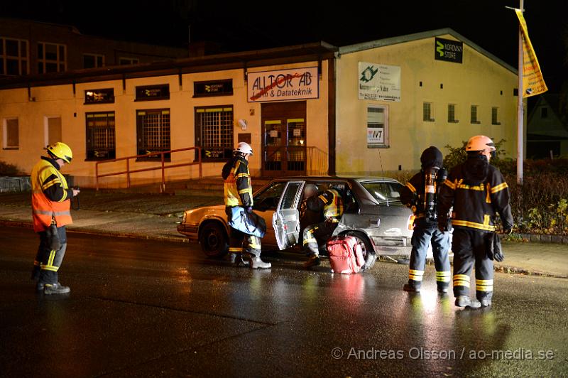 DSC_2076.JPG - Strax efter 23:30 tiden på onsdagskvällen larmades räddningstjänsten, ambulans och polis till Apoteksgatan i centrala Klippan där tre personbilar ska ha kolliderat, på platsen fanns bara en bil kvar och denna hade större skador på både rutor och plåtskador. Det ska även ha utbrutit slagsmål mellan förarna efter kollisionen. Det är oklart hur olyckan skett men föraren av bilen som var kvar ska ha förts till sjukhuset för kontroll.